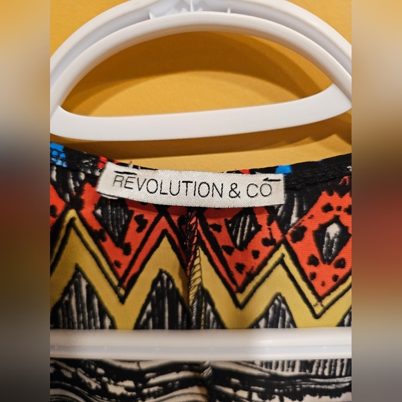 MIX AND MATCH 5/25$ Revolution & Co. Top - Picture 4 of 6